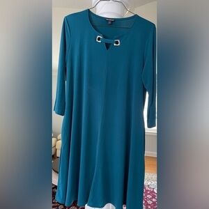 Nina Leonard women: Nina solid stretch shift dress with a hard ware Accent XL